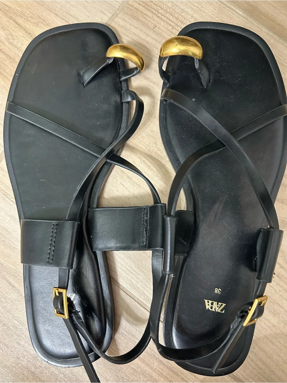 ZARA Black Leather Toe-Ring Sandals with Gold Accent - Picture 2 of 6